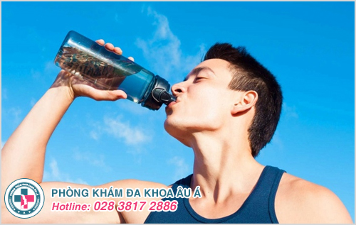 Uống nhiều nước mỗi ngày, có thể hơn 2 lít để tuyến hoạt động được trơn tru