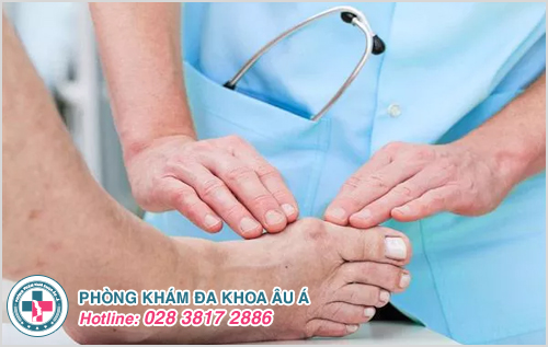 Bị mụn nhọt ở chân phải làm sao?