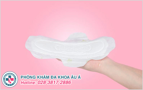 Thay băng vệ sinh và rửa vùng kín thường xuyên trong chu kỳ kinh nguyệt