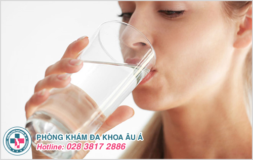 Không uống đủ lượng nước hàng ngày sẽ không đủ nước để giữ ẩm cho làn da.