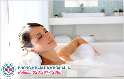 Tắm gội với nước nóng thường xuyên sẽ làm da bị khô.