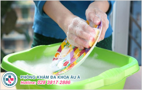 Tiếp xúc với các loại hóa chất như nước rửa chén mà khong dùng bao tay gây ra vảy nến da tay
