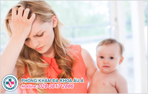 Phụ nữ sau khi sinh em bé thường mắc phải chứng hôi nách sau sinh do những thay đổi về nội tiết