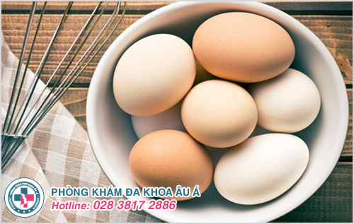 Trứng gà luộc không chỉ hút và loại bỏ mùi hôi mà còn làm mờ thâm dưới cánh tay