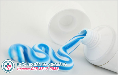 Kem đánh răng cũng được tận dụng để loại bỏ vi khuẩn gây mùi hôi nách