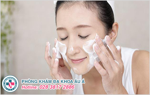 Vệ sinh vùng da mặt sạch sẽ để ngăn ngừa mụn mủ