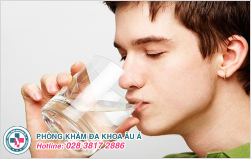 Uống nhiều nước giúp hệ bài tiết hoạt động bình thường, đào thải các tạp chất và độc tố